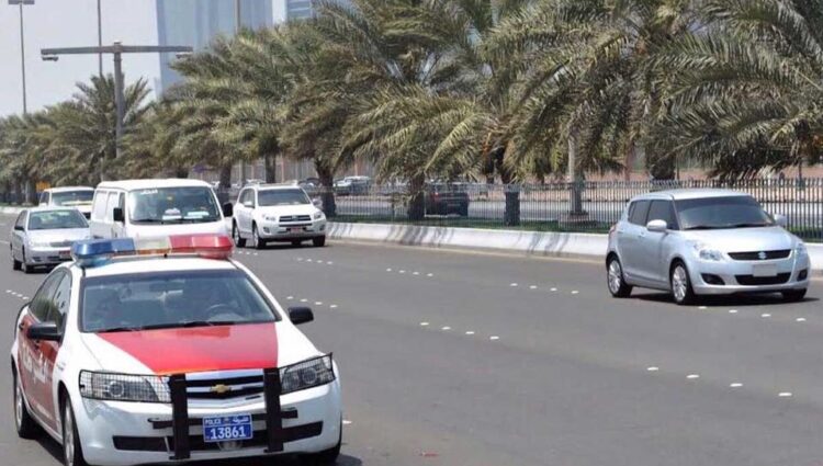 Motorists playing games in Abu Dhabi to be hit with AED800 fine