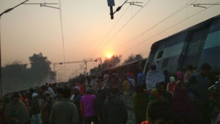 Indian train derails killing six
