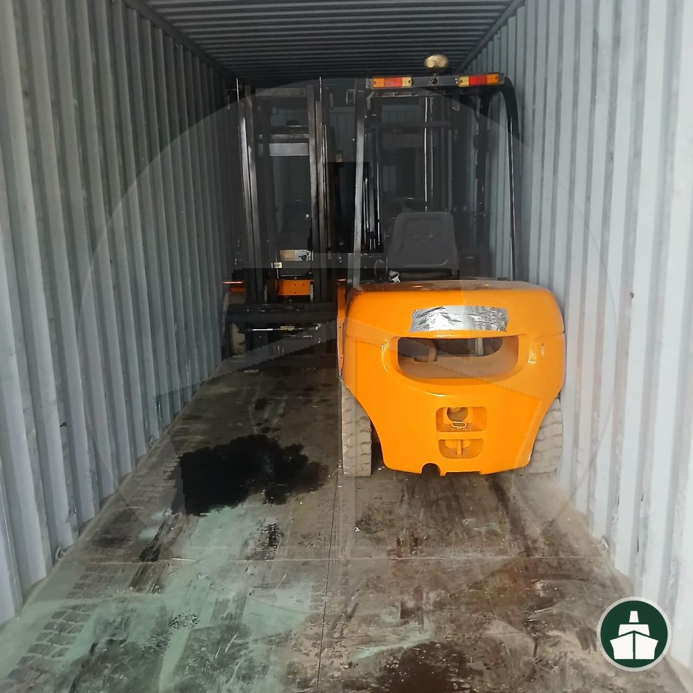 Cross stuffing operation in progress at Jebel Ali — PSS Lines Shipping (05)