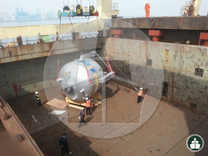 Heavy lift pressure vessel stowed in a ship hold on a project shipment
